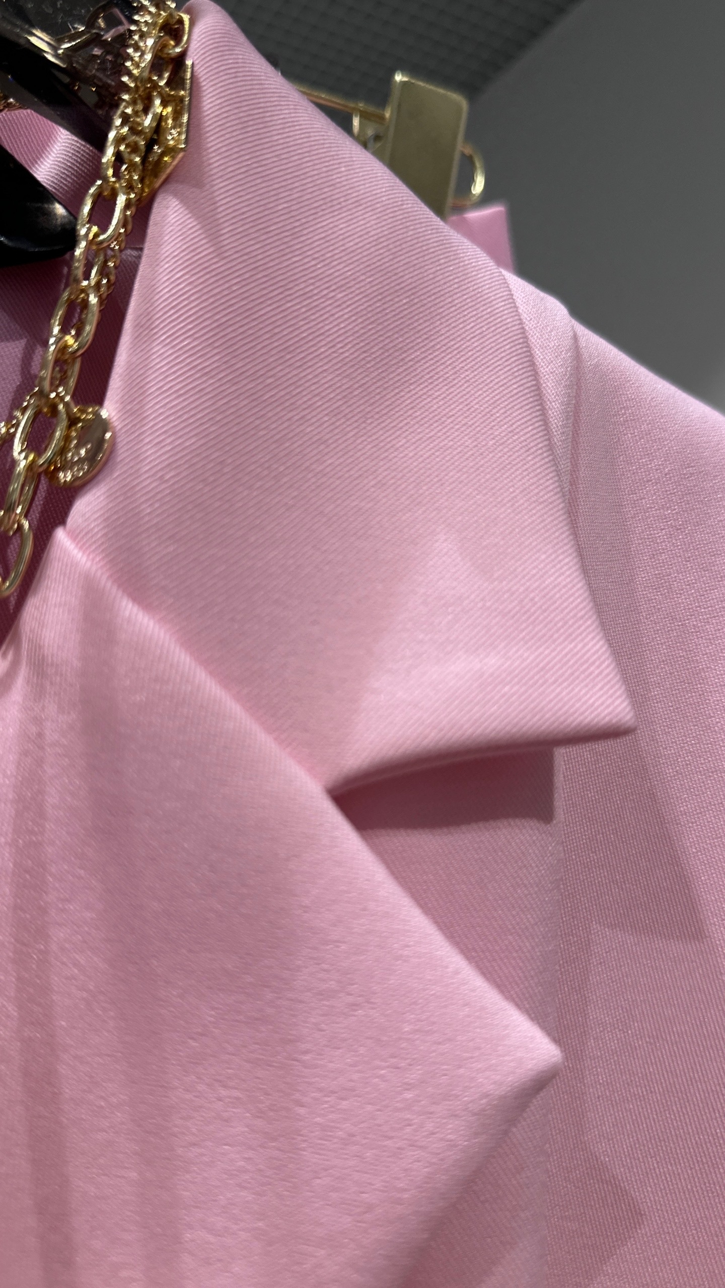 Розовый костюм женский