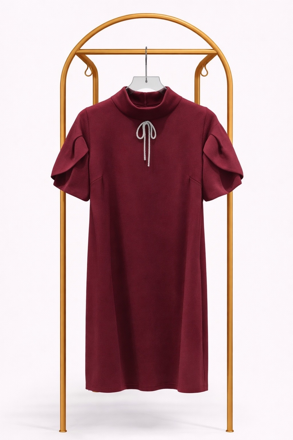 Платье с акцентными плечами и декоративным бантом