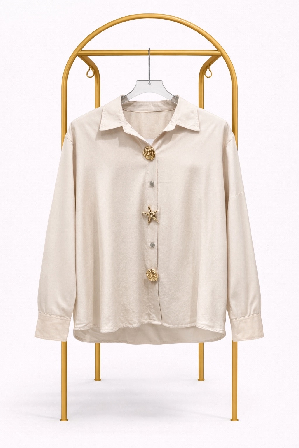 Белая блуза с декоративными пуговицами