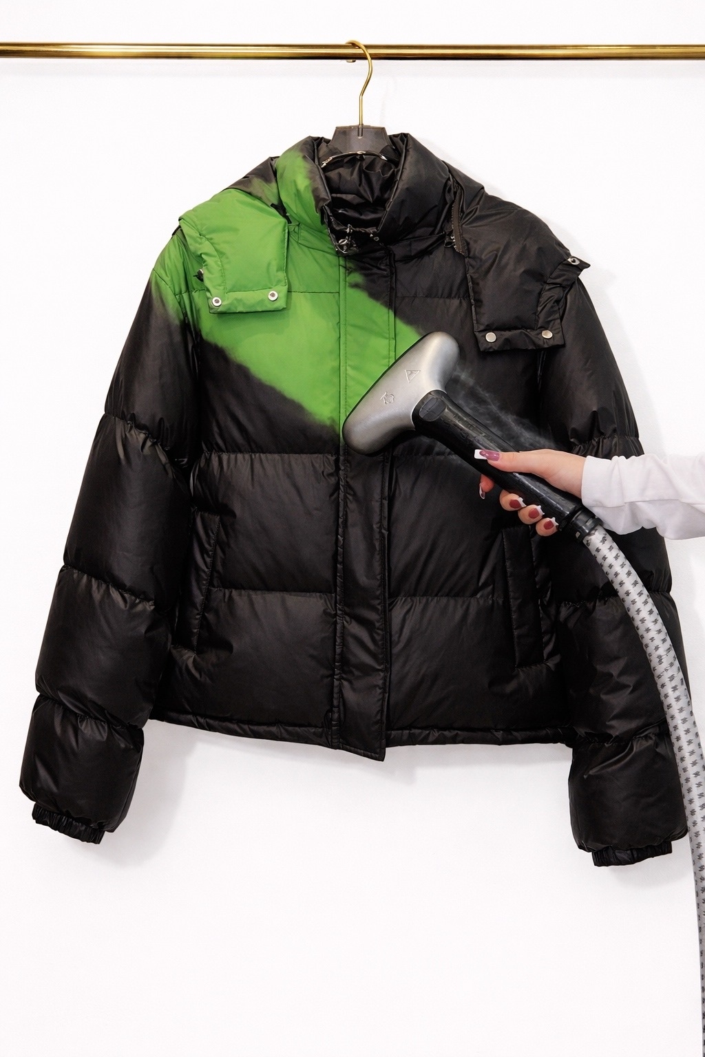 Черная куртка, реагирующая на тепло