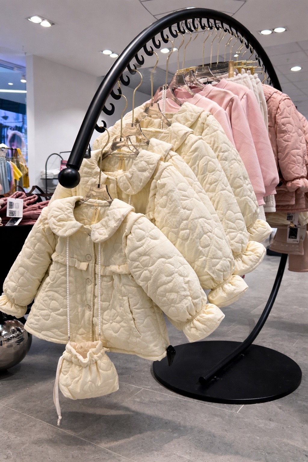 Детская стёганая куртка с сумочкой (молочная)