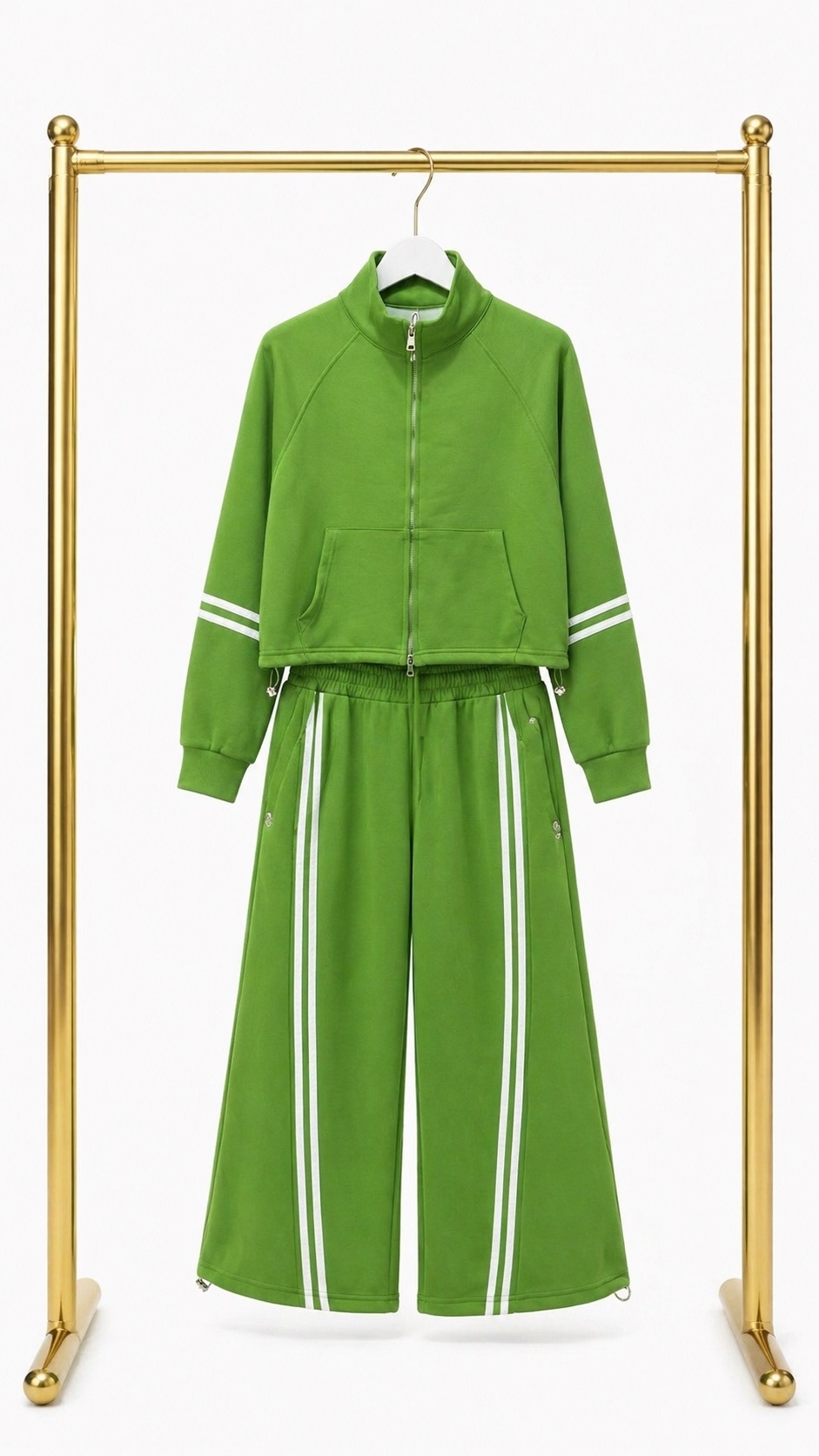 Зеленый спортивный костюм