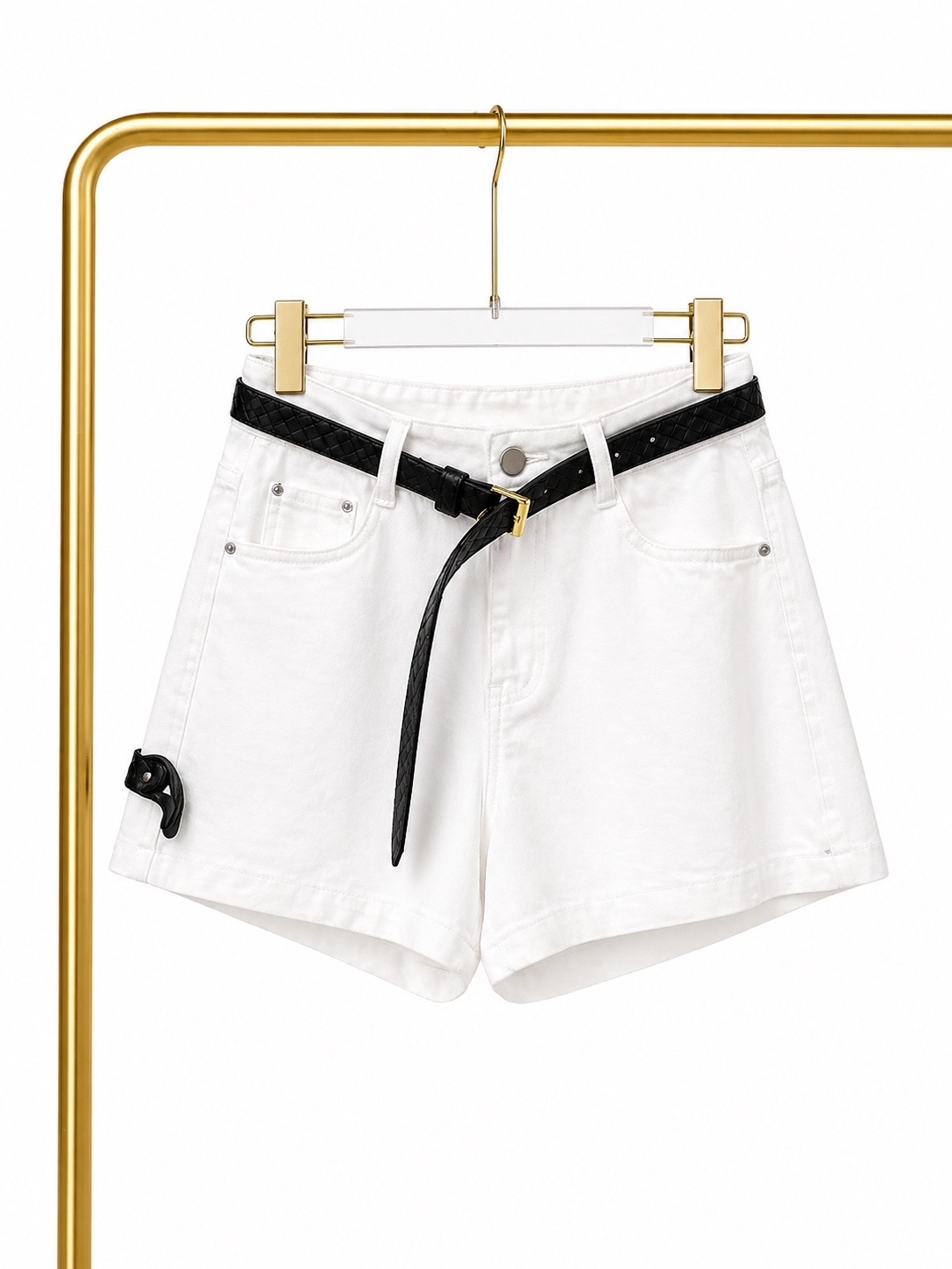 Белые шорты с черным ремнем