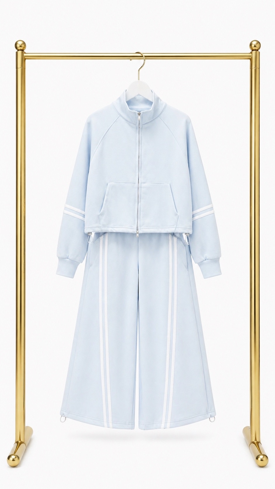 Голубой спортивный костюм