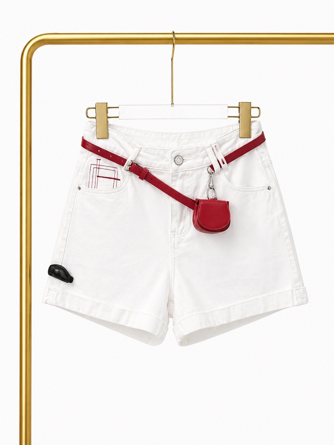 Белые шорты с красным ремнем