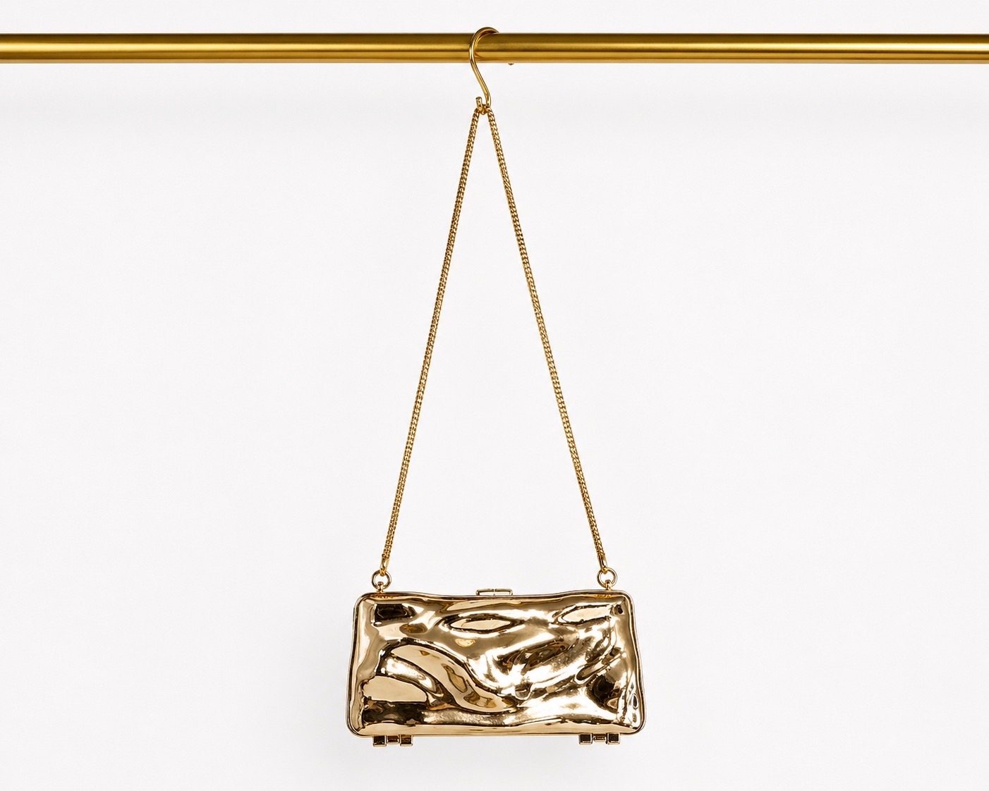 Золотая вечерняя сумка на цепочке