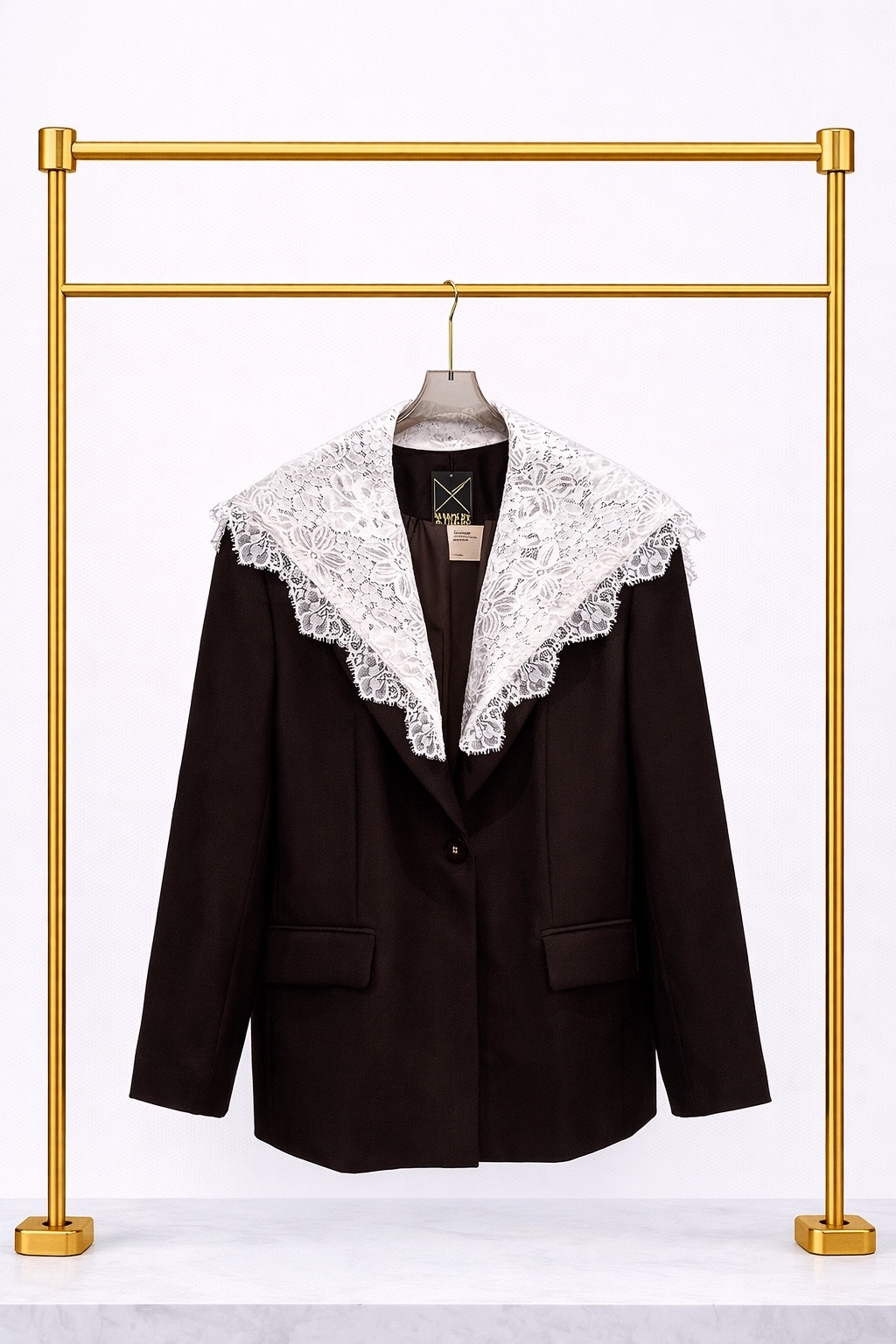 Пиджак с кружевным воротником