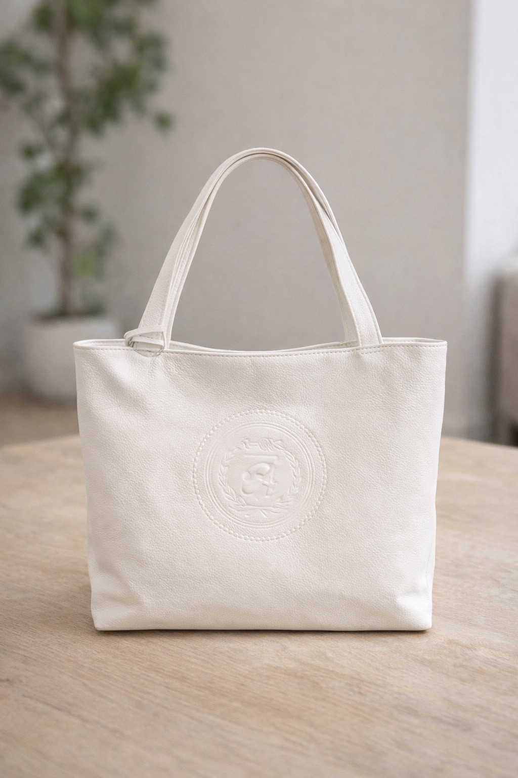 Сумка (белая, с тиснением)