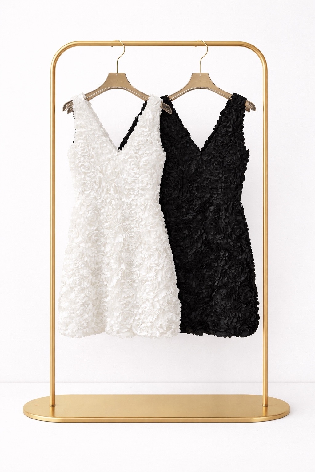 Платье (белое / чёрное с объёмным декором)